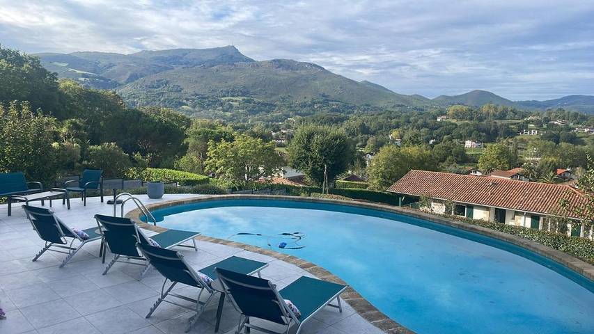 Chambre d’hôte pour 2 personnes, avec Terrasse et Jardin ainsi que Piscine et Vue