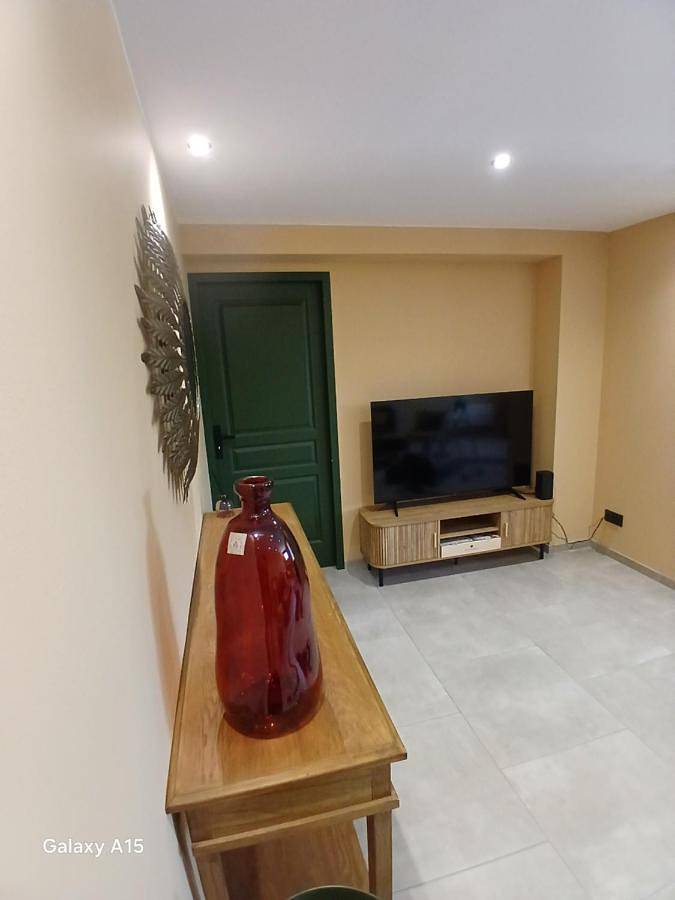 Location de vacances pour 17 personnes, avec piscine ainsi que vue et balcon à La Celle-sous-Gouzon - 2