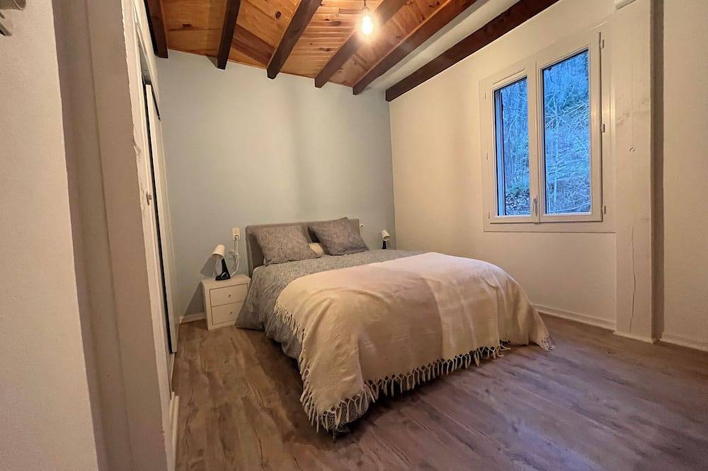 Spacious, comfortable and cosy house, lifts 10mm away on foot. in Ax-les-Thermes, French Pyrenees