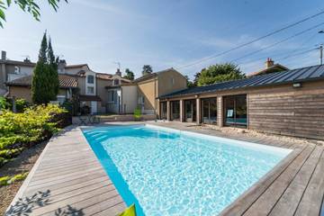 Gîte pour 10 personnes, avec jardin ainsi que terrasse et piscine à Vivonne