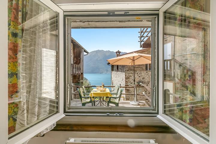 Chalet für 4 Personen, mit Balkon und Seeblick im Tessin