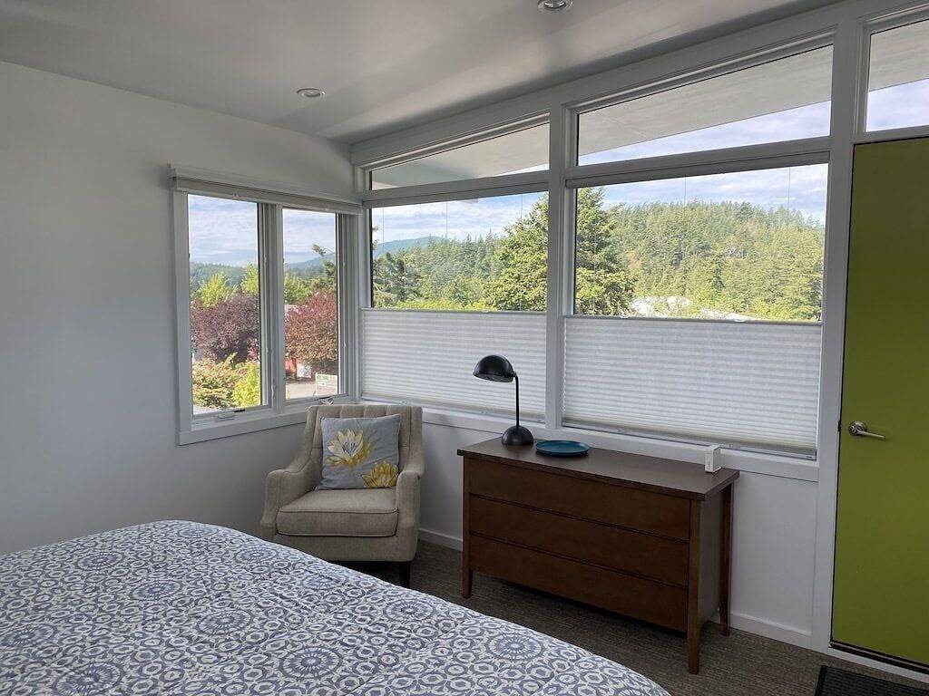 Modern home in the Heart of Eastsound Village - Walk to Shops, Cafes, & Beaches in Orcas Island