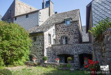 Gîte pour 9 personnes, avec jardin et balcon, animaux acceptés dans Office De Tourisme Besse