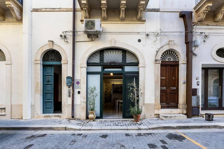 Apartamento entero, Apartamento con balcón, Wi-Fi y aire acondicionado in Scicli, Provincia de Ragusa