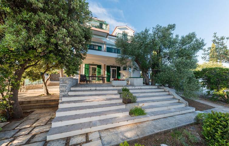 Ferienwohnung für 2 Personen, mit Pool und Seeblick sowie Terrasse, mit Haustier in Pirovac