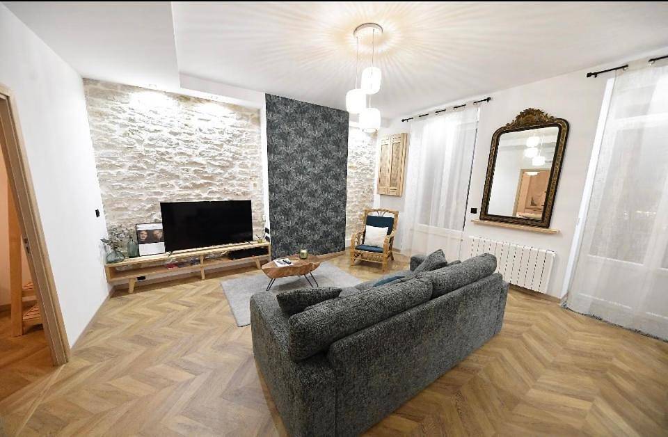 Appartement entier, Apartment with Balcony in Bourgoin-Jallieu, Région de La Tour-du-Pin
