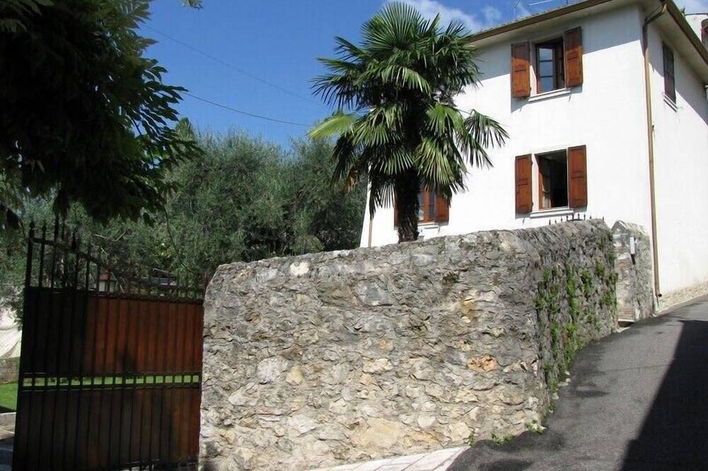 Altes Wohnhaus in einem historischen Dorf zwischen Gardasee und Baldo in Caprino Veronese, Gardasee-Berge