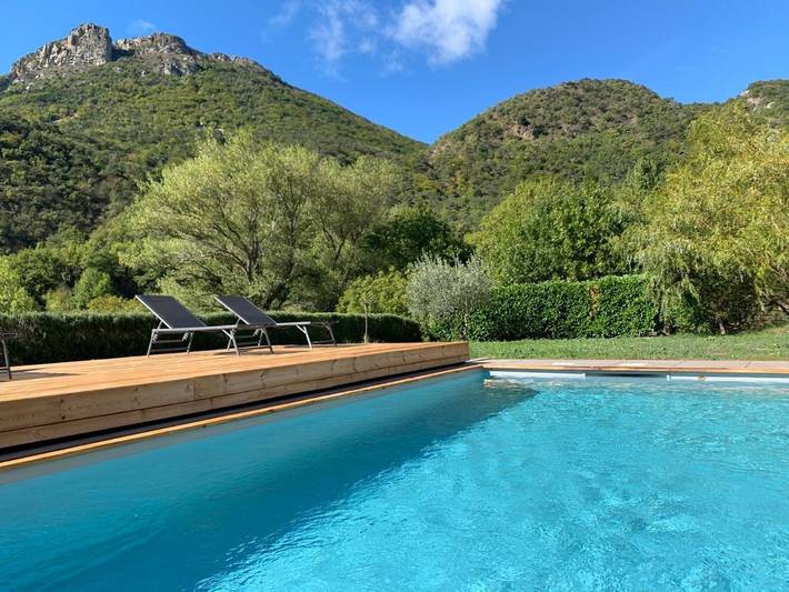 Location de vacances pour 6 personnes, avec piscine et vue ainsi que jardin et sauna, adapté aux familles à Saint-Ferréol-Trente-Pas