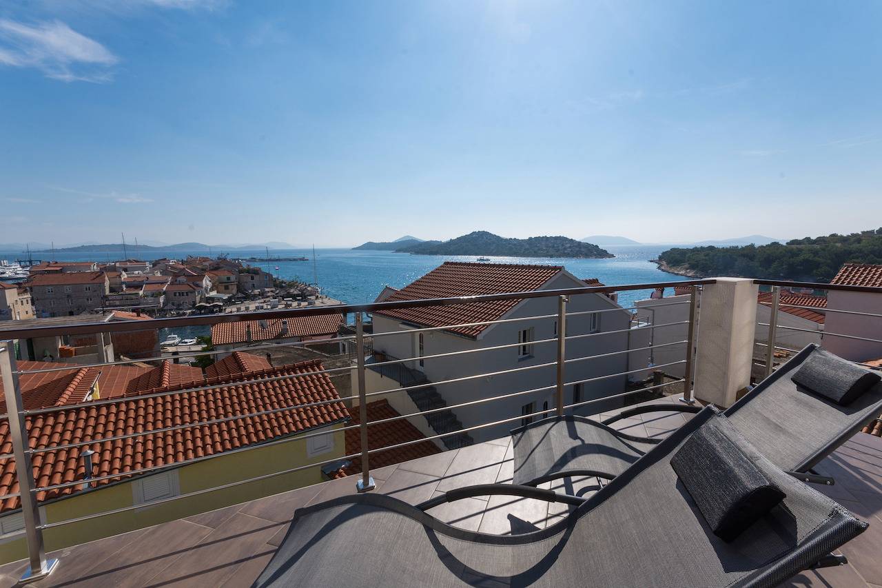 Ganze Wohnung, Amaizing Meerblick in der Mitte und in der Nähe des Strandes in Tribunj, Šibenik-Knin