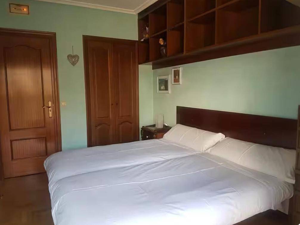 Twin Room with Shared Bathroom in Oviedo, Cordillera Cantábrica