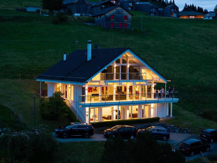 Ferienhaus für 8 Personen, mit Balkon und Terrasse sowie Garten und Sauna in Zwischenwasser