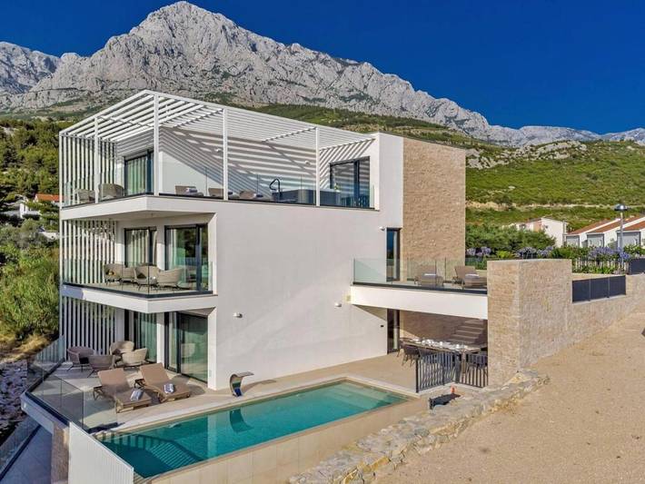 Villa pour 8 personnes, avec sauna et jardin ainsi que piscine et balcon à Promajna