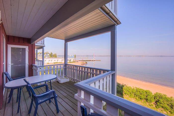 Ferienwohnung für 2 Personen, mit Balkon und Whirlpool sowie Garten und Seeblick in Röbel-Müritz