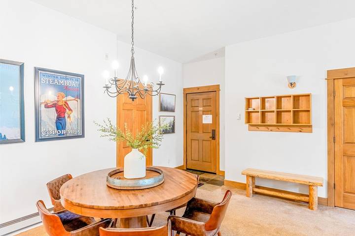 Vacation rental for 6 people, with hot tub and pool as well as yard and terrace in Steamboat Springs