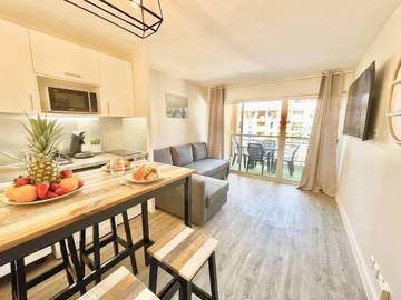 Gîte pour 4 personnes, avec terrasse et piscine dans Office De Tourisme Cannes La Bocca