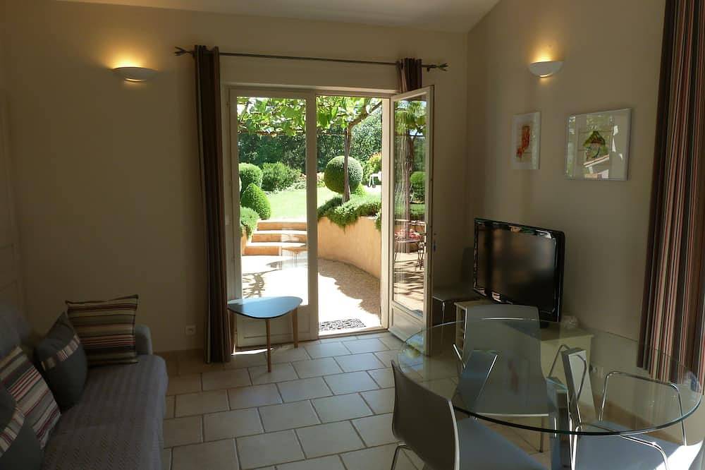 Cottage for 2 people with private pool in wooded park *** classified in Roussillon, Parc naturel régional du Luberon