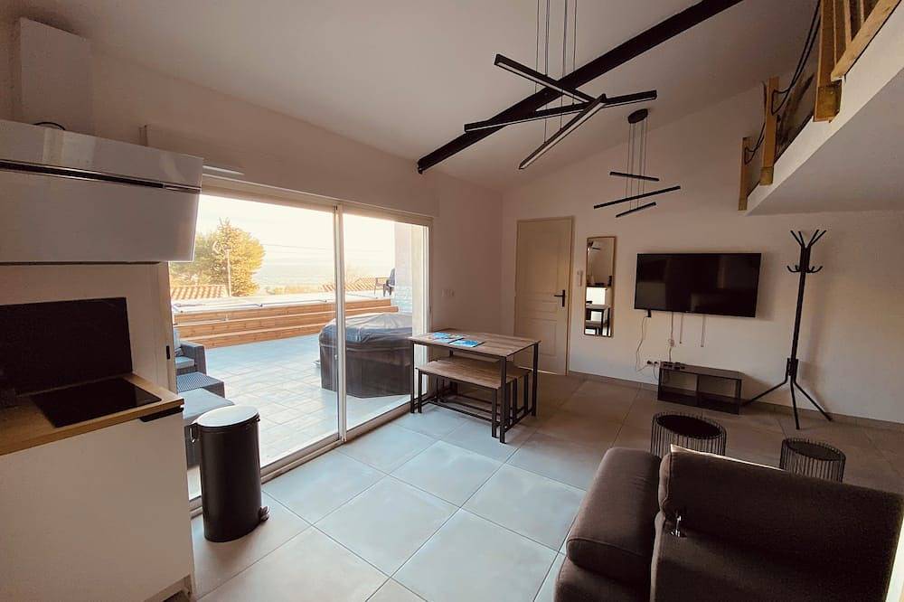 Entire apartment, Dépendance Avec Jacuzzi, vue Panoramique sur Lanse du Ranquet et Plage à Pied ! in Istres, Istres region