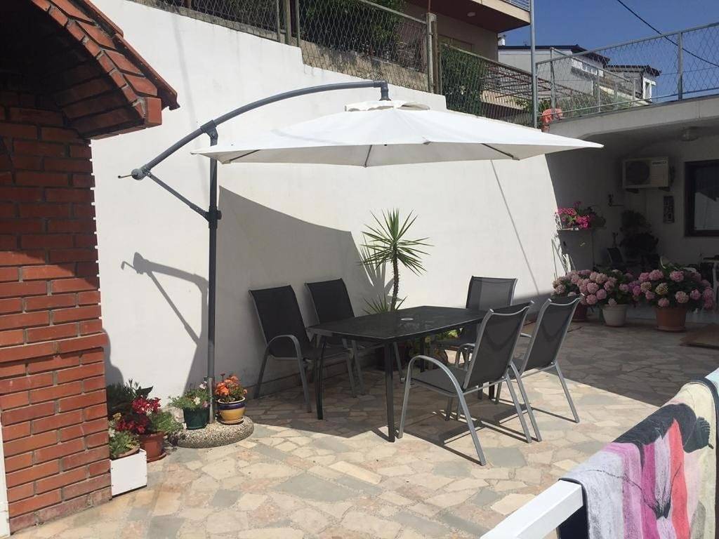Apartamento entero, Apartamento para dos personas con balcón y vista al mar Podstrana, Split A-22748-a in Grljevac (Podstrana), Podstrana