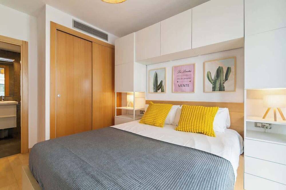Entire apartment, Modern Spacious 3-Bedroom Apt with Pool near Beach in Sant Adrià de Besòs, Barcelonès
