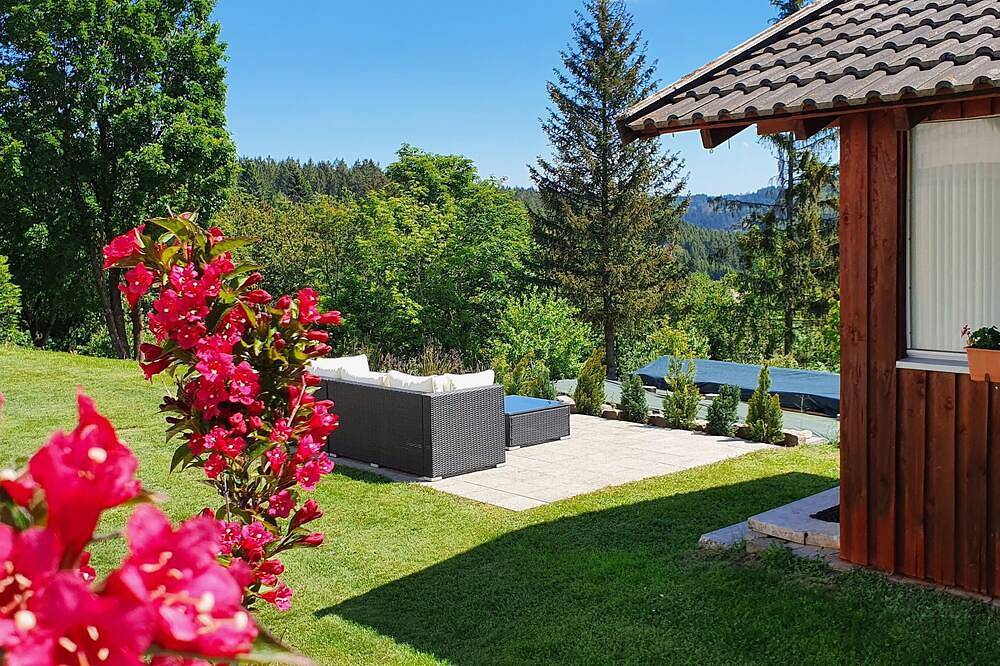 Ganze Wohnung, Moderne Ferienwohnung mit eigenem Garten und traumhaften Blick in Wilhelmsthal, Landkreis Kronach