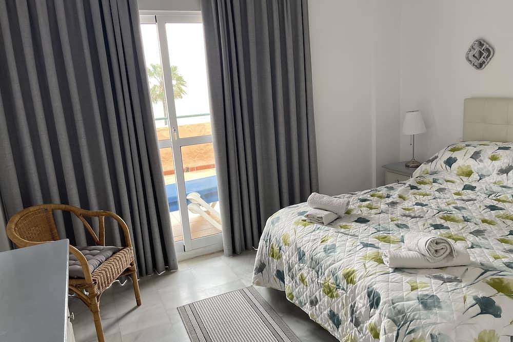 Ganze Wohnung, Moderne komfortable Penthouse-Wohnung mit drei Schlafzimmern mit herrlichem Meerblick in Buenas Noches, Estepona