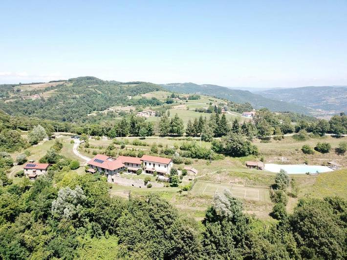 Gîte pour 10 personnes, avec piscine et vue ainsi que jardin et sauna à Mombarcaro