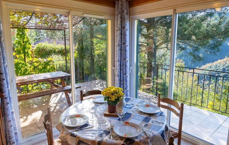 Location de vacances pour 6 personnes, avec jardin ainsi que piscine et terrasse à Vialas - 2