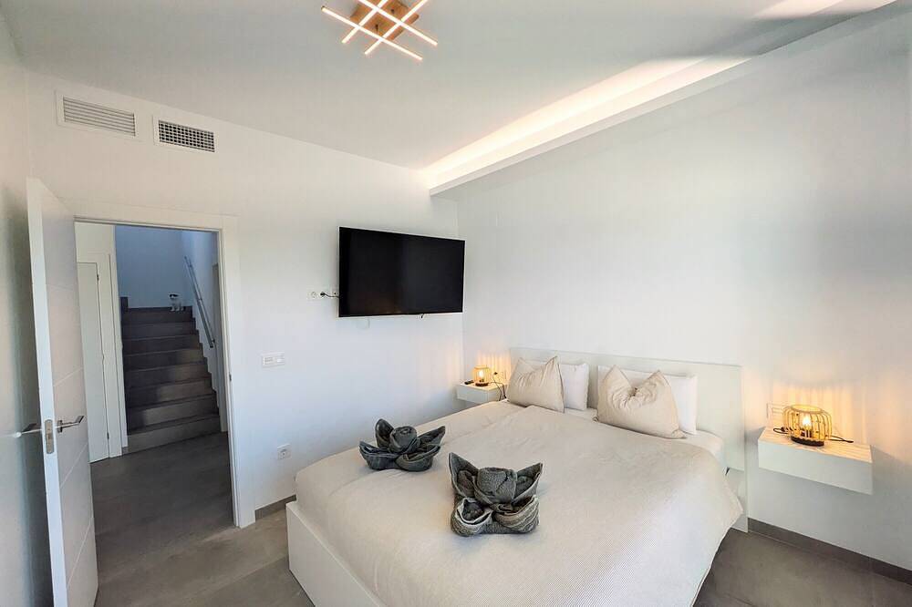 Casa Vacacional 'R-40-C Villa Moderna' con Piscina Privada, Wi-Fi y Aire Acondicionado in Los Montesinos, Costa Blanca