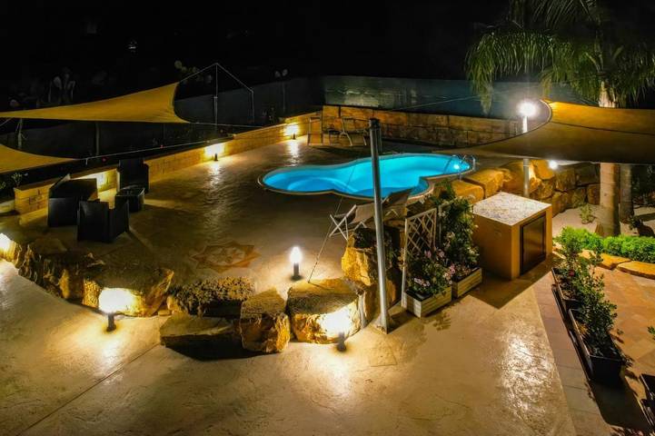 Ferienwohnung für 4 Personen, mit Whirlpool und Terrasse sowie Pool und Ausblick