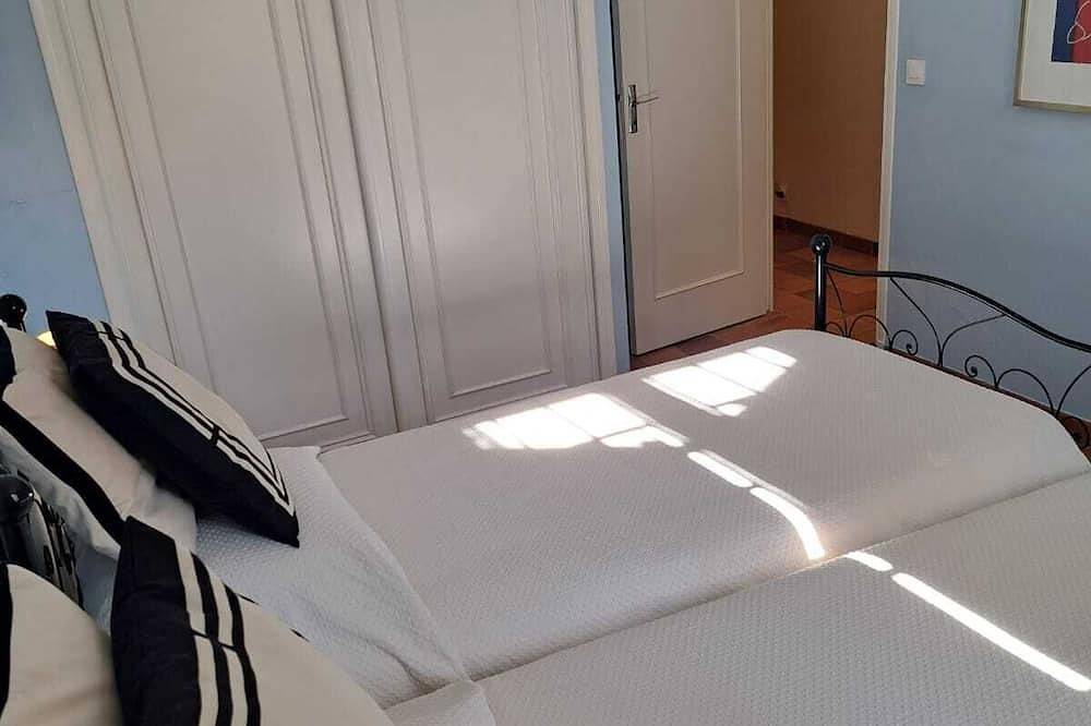 Fantastically located detached villa with private swimming pool for 8 people. in Callas, Draguignan region