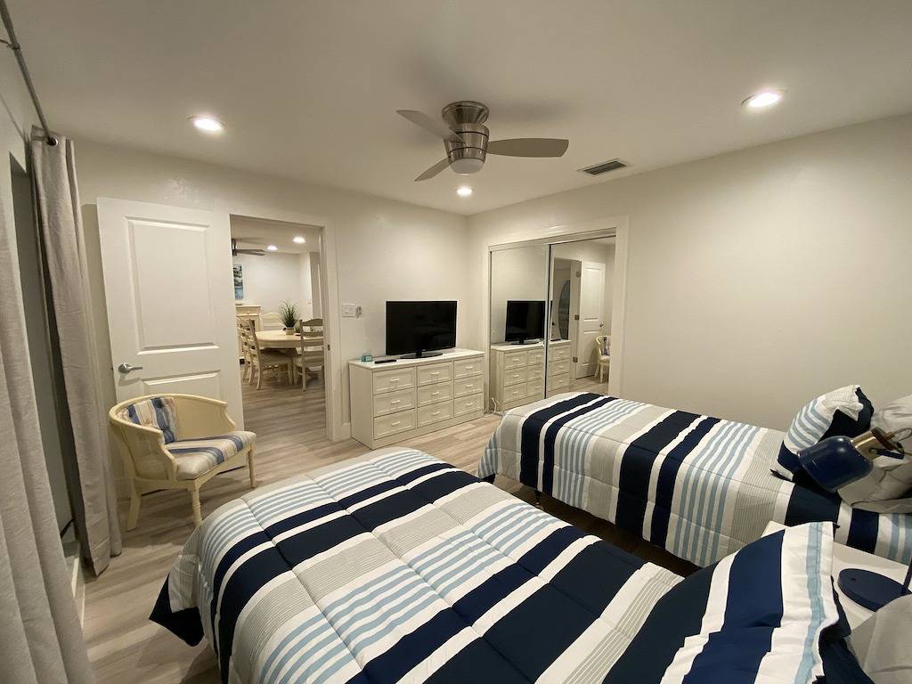 Newly Renovated Private Pool Home -Minutes to Bonita Beach. Quiet location. in Vanderbilt Lakes, Bonita Springs