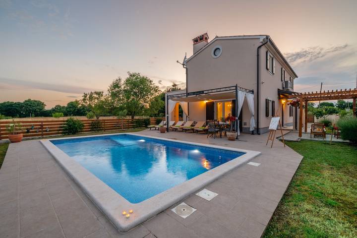 Villa pour 8 personnes, avec piscine et terrasse, animaux acceptés à Barban - 2