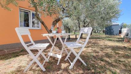 Ferienwohnung für 2 Personen, mit Terrasse und Garten, kinderfreundlich in Novigrad