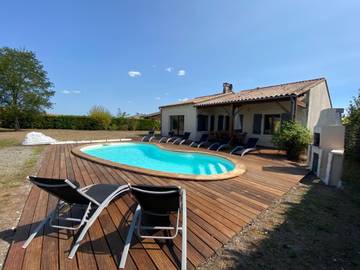Gîte pour 8 personnes, avec piscine ainsi que terrasse et jardin, adapté aux familles à Chalais
