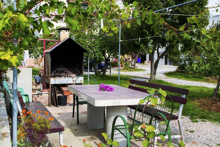 Ganze Wohnung, Ferienwohnung für 3 Personen mit Balkon/Terrasse in Starigrad, Zadar