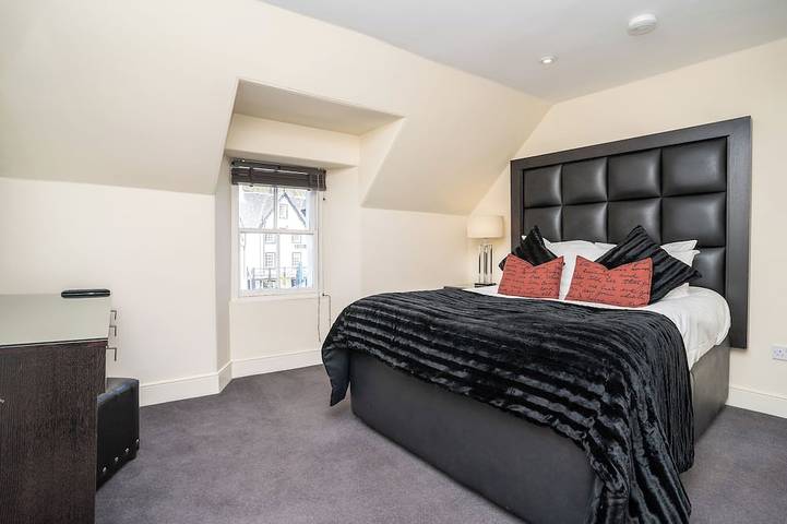 Kenmore Cottage with Hot Tub and views of Loch Tay in Kenmore, Perthshire