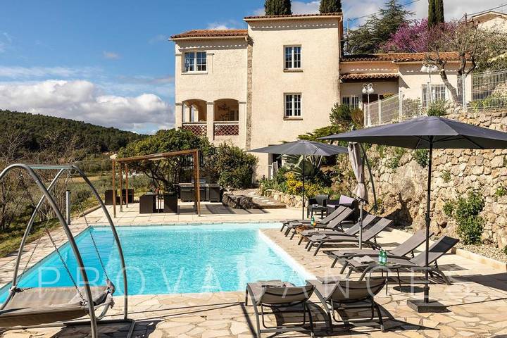 Villa pour 8 personnes, avec balcon/terrasse et piscine, animaux acceptés