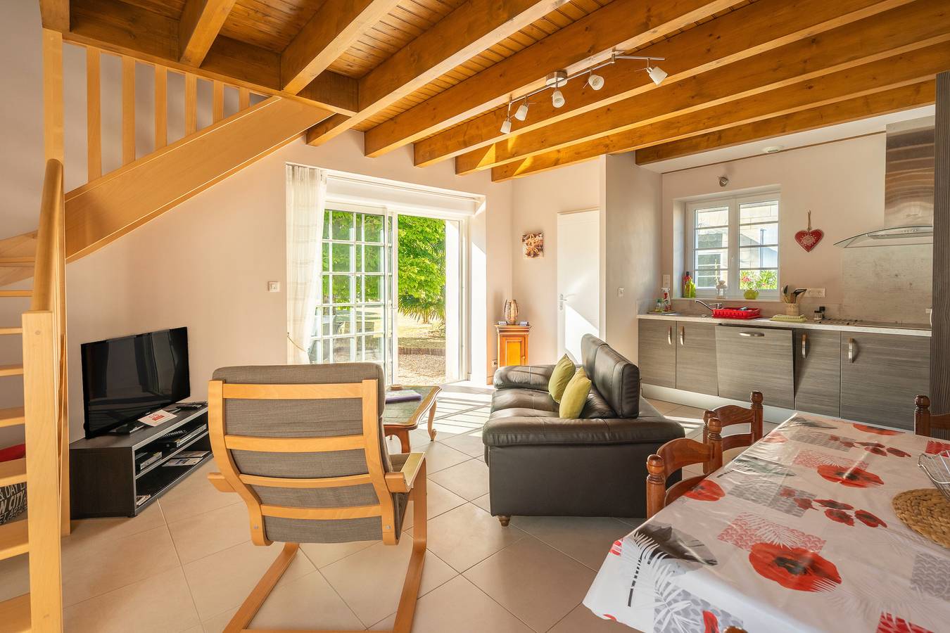 Holiday Home 'Pervenche' with Shared Pool, Private Terrace and Wi-Fi in Saint-Seurin-de-Palenne, Saintes region