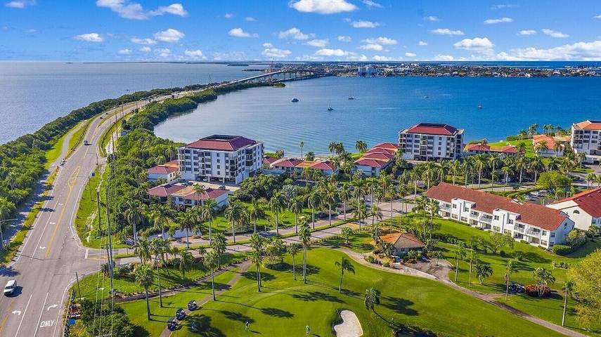 Vacation rental for 4 people, with balcony and hot tub in St. Petersburg (FL)