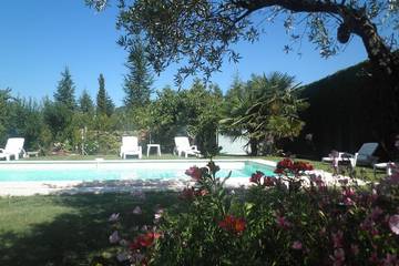 Gîte pour 4 personnes, avec terrasse ainsi que jardin et piscine à Les Mages
