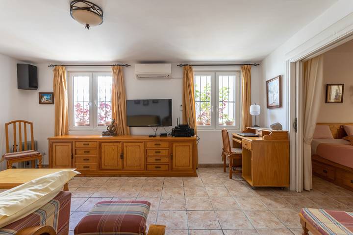 Entire apartment, Cozy Apartment with Sunny Patio, Barbecue, Wi-Fi & Air Conditioning in Nerja, Cordillera Penibética