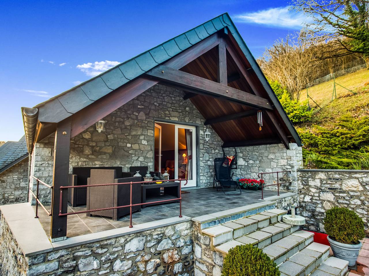 Maison de vacances moderne à Sosoye avec piscine privée in Anhée, Région De Namur