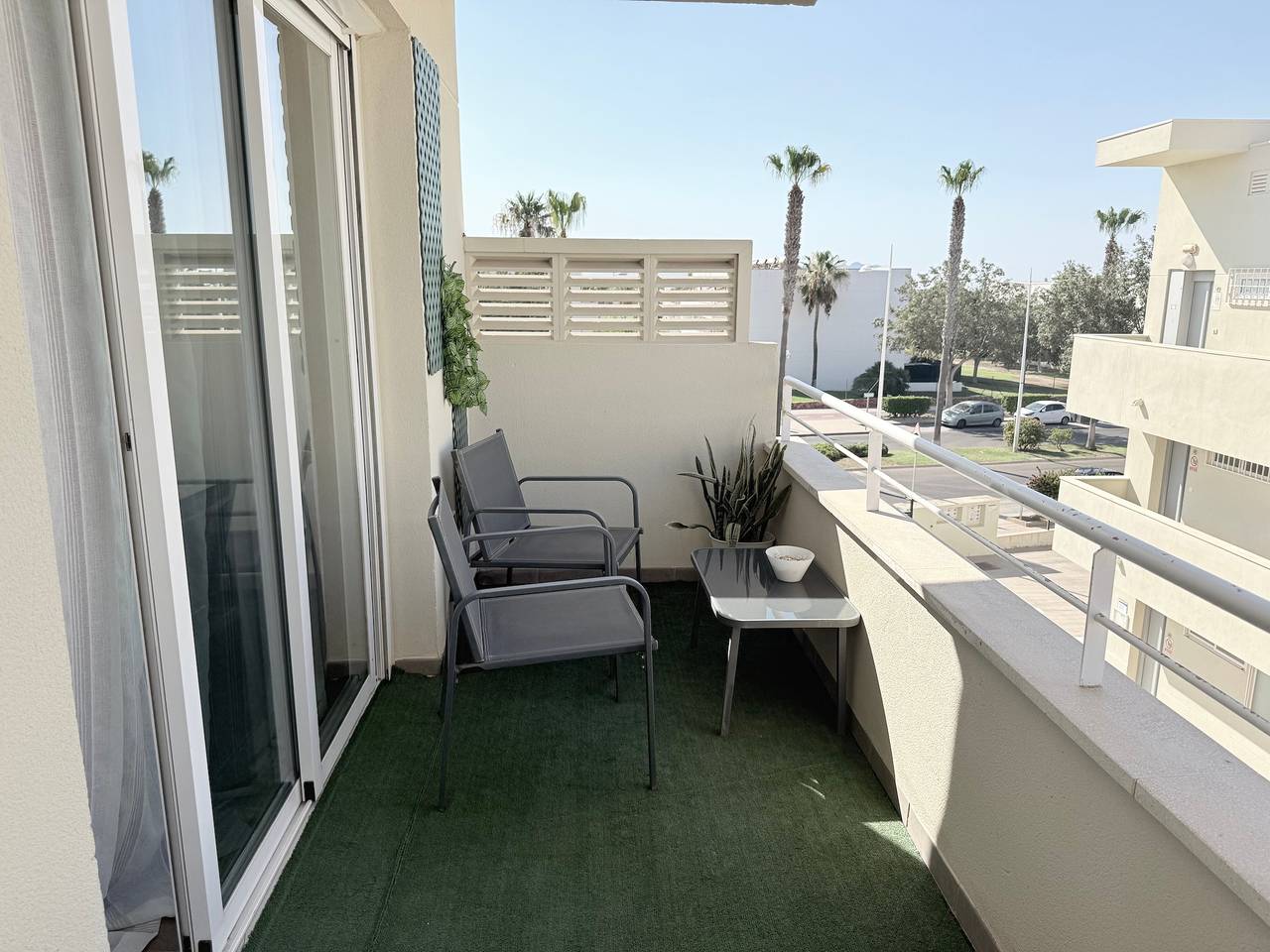 Apartamento entero, Ático Vacacional - Apartamento con piscina y balcón privado en Almería para hasta 4 personas in Retamar, Almería