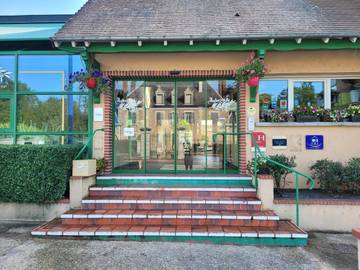 Hôtel pour 2 personnes, avec terrasse ainsi que vue et jardin, animaux acceptés à Dompierre-sur-Besbre