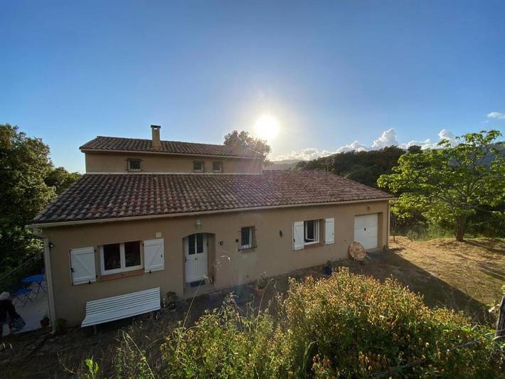 Location de vacances pour 8 personnes, avec jardin ainsi que terrasse et vue à Olivese
