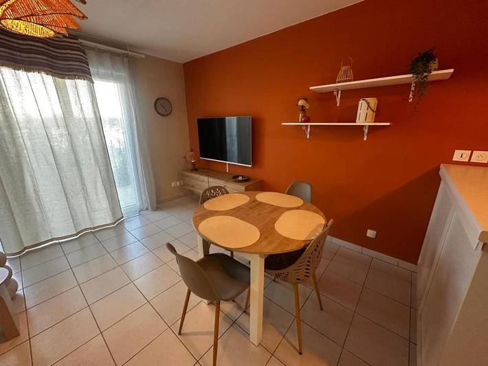 Gîte pour 5 personnes, avec terrasse et piscine à Chauray