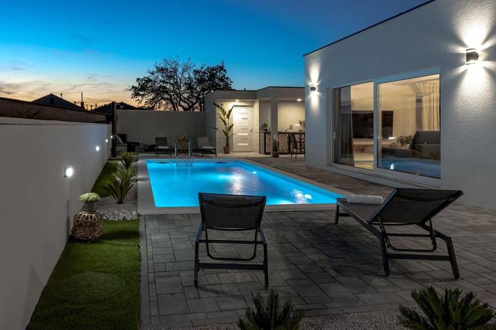 Villa pour 6 personnes, avec piscine et jardin à Drage (Pakoštane)