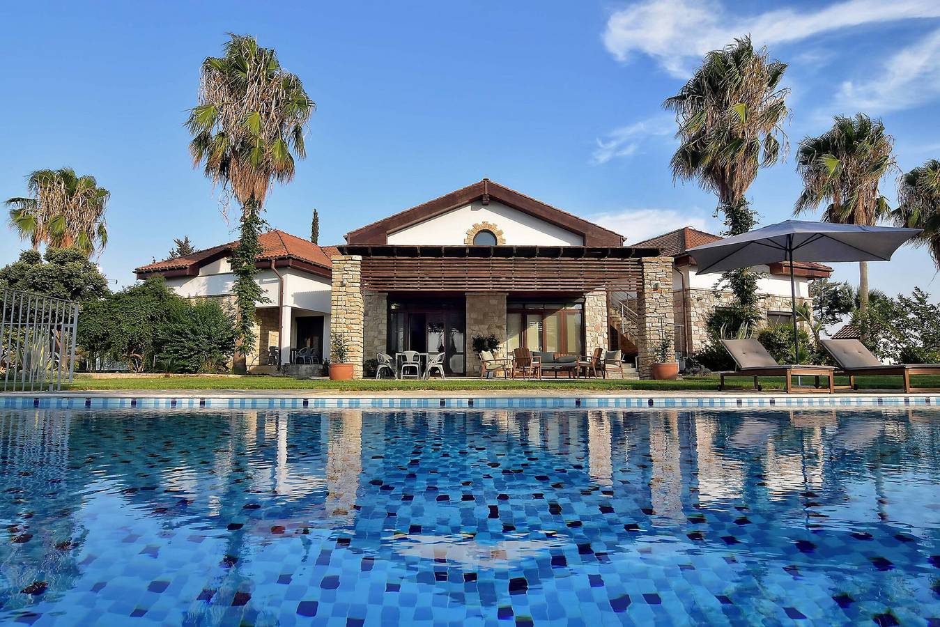 Incredible Large Villa In Paphos sleeps 14 Children Pool, Jacuzzi, Huge Garden in Πόλις Χρυσοχούς, Syd Cypern