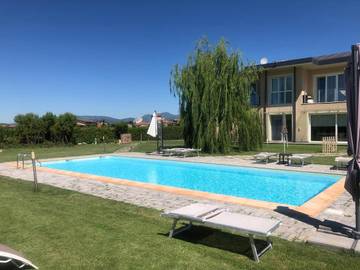 Location de vacances pour 4 personnes, avec piscine et jardin ainsi que jacuzzi et sauna, animaux acceptés à Lonato del Garda