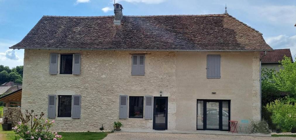 Location de vacances pour 6 personnes, avec Jacuzzi ainsi que Terrasse et Jardin à Brégnier-Cordon